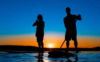 Paddleboard couple sunset beach ocean - a paddle free wallpaper
