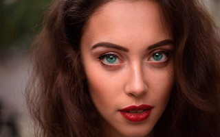 Woman brownhair greeneyes redlips makeup - a red lip ring free wallpaper