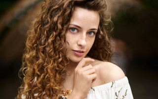 Woman curly hair blue eyes - curly free wallpaper