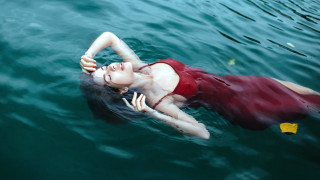 Woman floating water yellow object - a yellow object free wallpaper