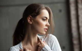 Woman ponytail window portrait blurry - a ponytail free wallpaper for desktop