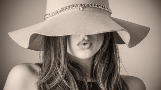 Woman hat chain funny face - neutral free wallpaper