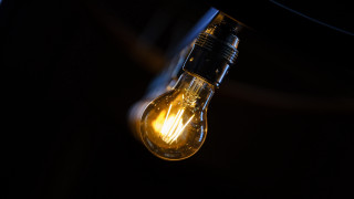 Glowing lightbulb dark space raytraced - free light wallpaper