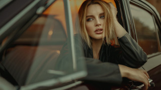 Woman sitting car serious blonde - the window free wallpaper for desktop