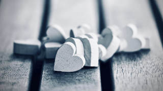 Hearts bench wooden floor blackwhite - a wooden bench next free wallpaper