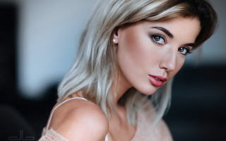 Blonde woman blue eyes portrait 2 - a picture free wallpaper for desktop