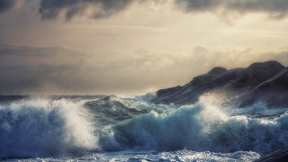 Large wave beach mountain cloudy - a large wave free wallpaper for desktop