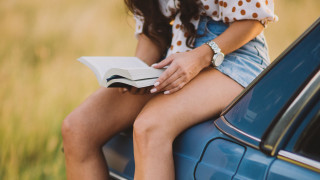 Woman sitting on car reading - the car free wallpaper for desktop