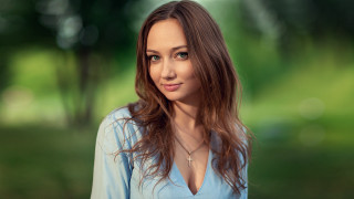 Woman longhair blue shirt park 2 - a picture in a park free wallpaper