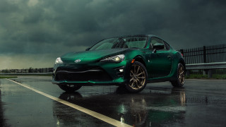 Green sports car wet road - wet free wallpaper