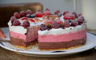 Cake slice berry cream plate - a slice free wallpaper
