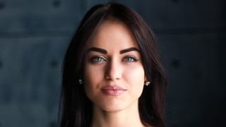 Woman black dress earrings blue - a gray wall free wallpaper