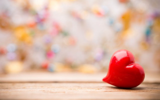Red heart wooden table confetti - a wooden table next free wallpaper