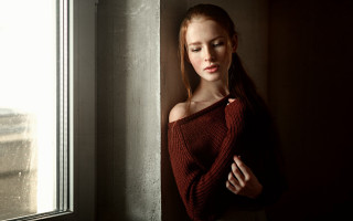 Anka zhuravleva portrait woman bare - a woman leaning against a wall free wallpaper