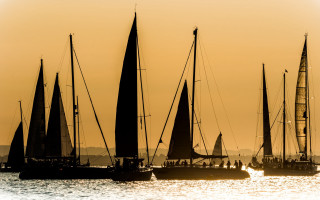 Sailboats sunset ocean people berndfasching - the deck free wallpaper