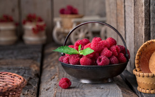 Raspberry basket leaf photorealism still - top of it next free wallpaper
