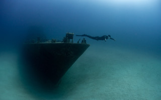 Swimming ocean boatwreck scubacamera bronzesculpture - fluxus free wallpaper