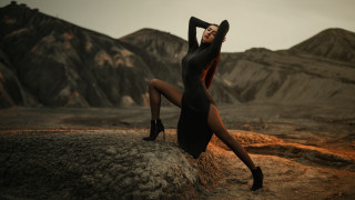 Woman black dress desert rock - a rock in the desert free wallpaper