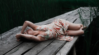 Woman dock dress blood outdoors - figuration libre free wallpaper