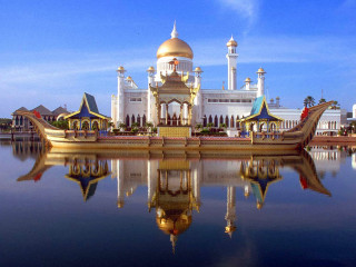 Large building golden dome water - a golden dome free wallpaper