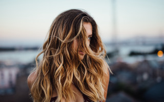 Woman longhair cityskyline sunset bokeh - sunset time free wallpaper