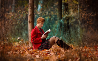 Woman woods reading book autumn - anka zhuravleva free wallpaper