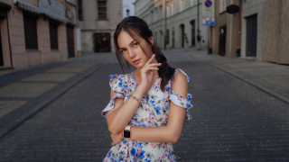 Serious woman street corner portrait - a street corner free wallpaper