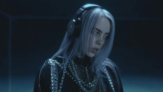 Woman headphones dark room chains - a chain free wallpaper