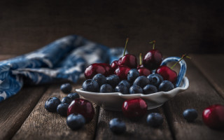 Blueberries cherries stilllife wooden table - a wooden table free wallpaper