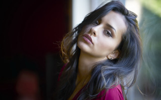 Woman longhair redshirt lookingup portrait - a red shirt free wallpaper