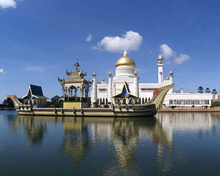 Large boat lake white building - a golden dome free wallpaper
