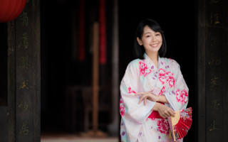 Woman kimono fan smiling doorway - a woman in a kimono holding free wallpaper