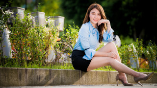 Woman sitting wall blue shirt - a blue shirt free wallpaper