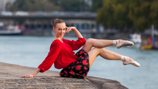 Woman red shirt sitting wall - elizabeth polunin free wallpaper