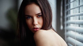 Blue eyes woman window blinds - blind free wallpaper