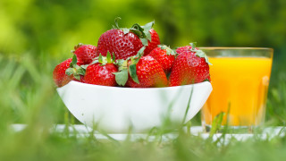Strawberries orange juice outdoor bokeh - orange juice free wallpaper