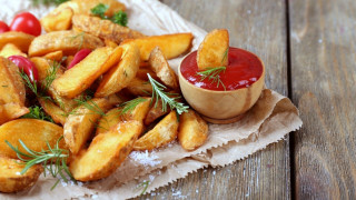 French fries ketchup tomatoes wooden - chippy free wallpaper