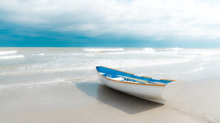 Small boat beach ocean cloudy - a small boat free wallpaper