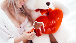 Woman teddy bear valentine morning - hand free wallpaper