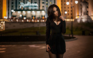 City night woman black dress - a building in the background free wallpaper