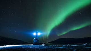 Person aurora night sky flashlight - a flashlight free wallpaper