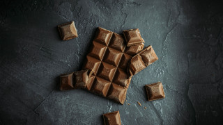 Chocolate bar scattered pieces 3d - a chocolate bar free wallpaper