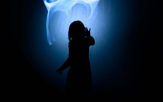 Woman blue light smoke hologram - interactive art free wallpaper