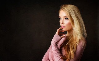 Blonde woman portrait anna katharina - her chin free wallpaper