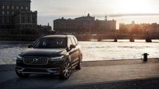 Black volvo suv river city - 8k photorealistic free wallpaper