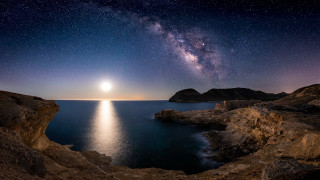 Ocean stars moon night cliff - astrophotography free wallpaper