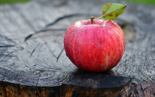 Red apple wooden table leafy - fructose free wallpaper for desktop