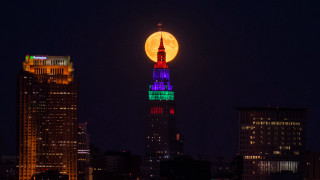Full moon cityscape nyc night - free christmas wallpaper