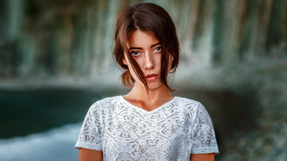 Surprised woman brown eyes outdoors - look free wallpaper