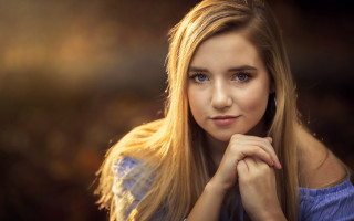 Woman blonde hair portrait smile - her chin free wallpaper for desktop